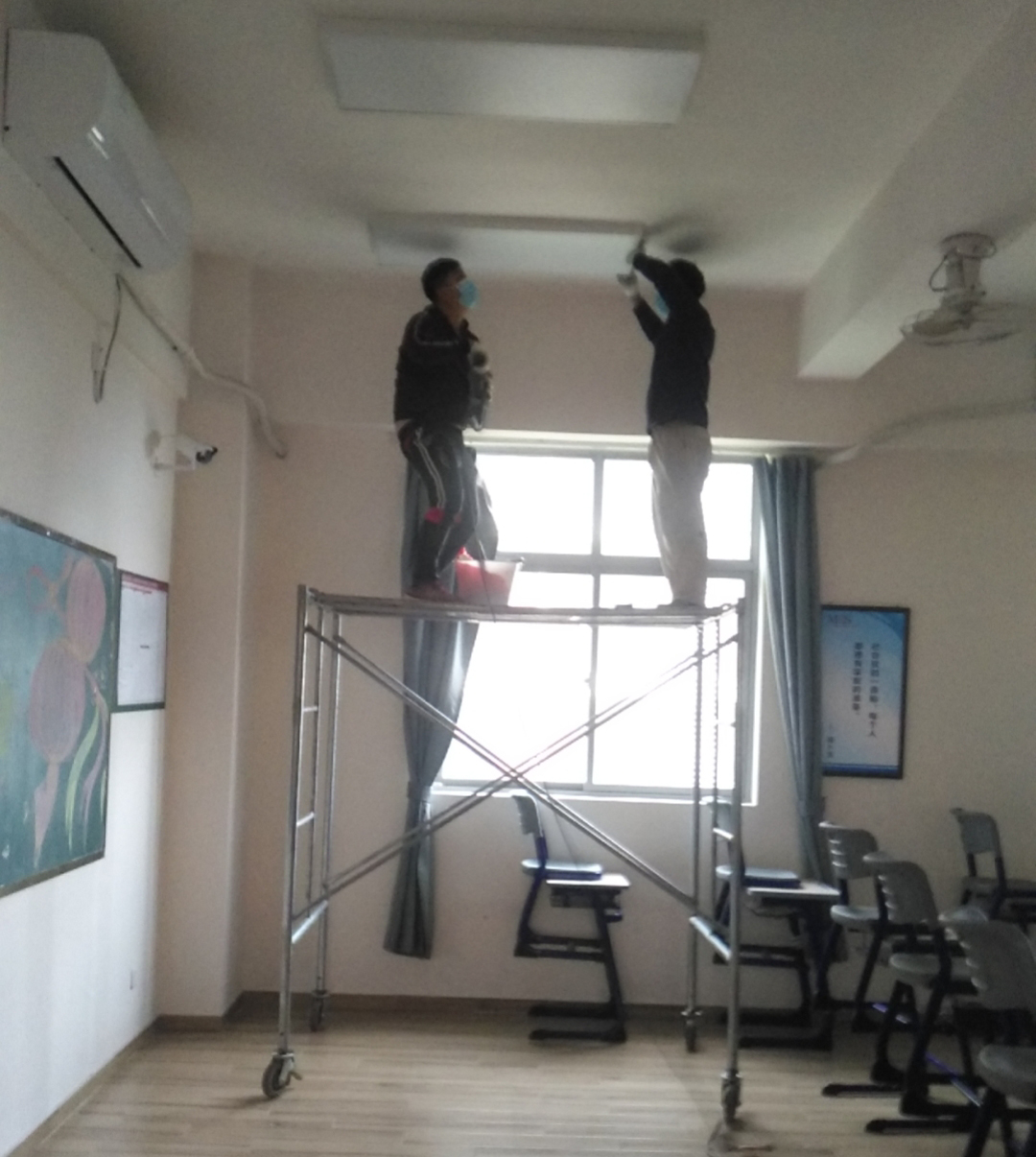放假维修灯具加固.jpg