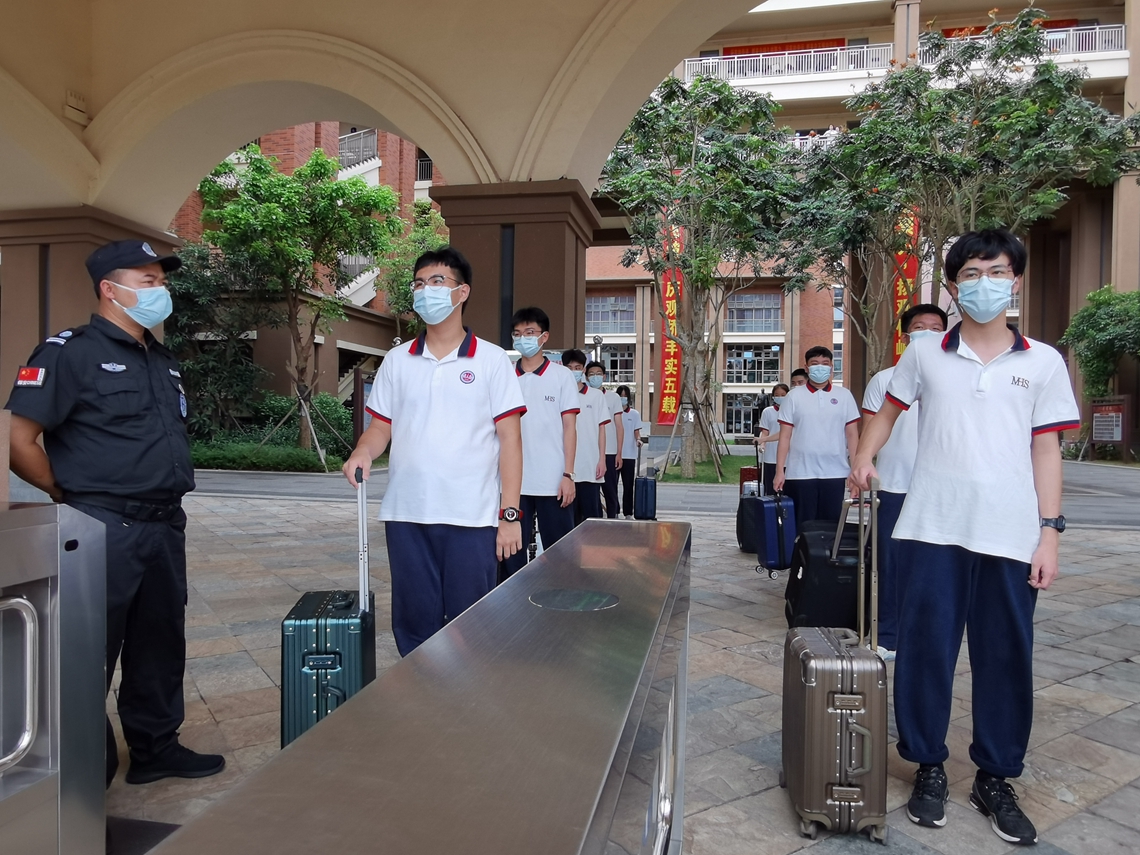 间隔1米有序放学 (1).jpg