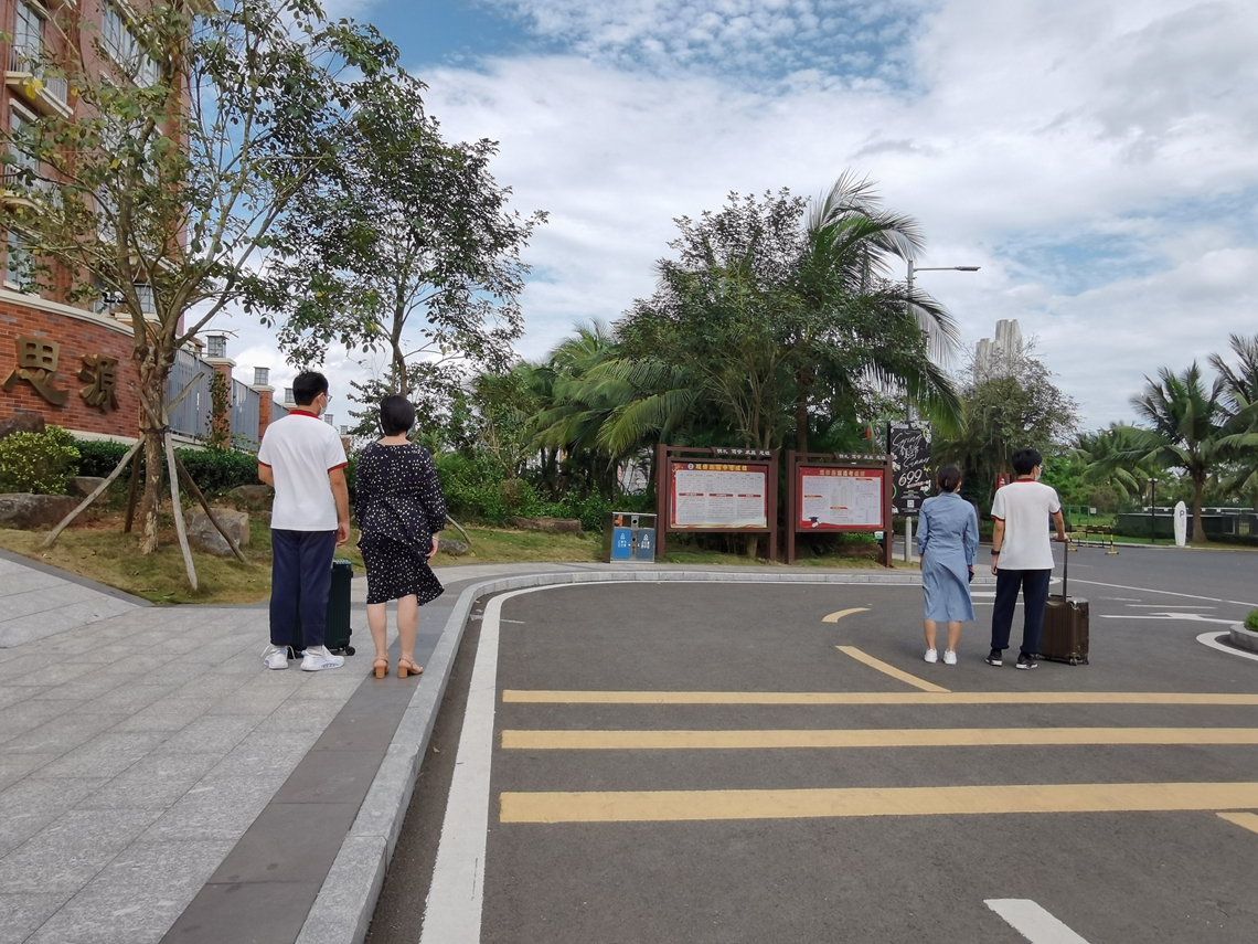 间隔1米有序放学 (9).jpg